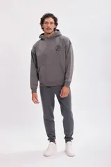 Pantalón deportivo tipo jogger color gris oscuro, con cintura elástica y cordón ajustable.