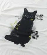 Remera de algodón color crudo, de corte holgado y mangas cortas. Estampado frontal con un gato negro y detalles gráficos en verde y negro.