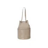 Cartera de mano color beige, con forma de cubo y detalles de tachas en el borde superior.