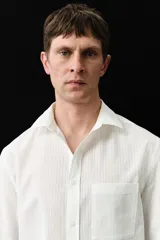 Camisa blanca de manga larga en mezcla de lyocell y algodón. Corte estándar, cuello inglés, tapeta clásica, bolsillo superior abierto, canesú con pliegue de caja en la espalda y bajo redondeado.