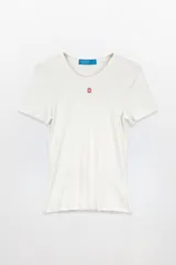 Remera negra de algodón con cuello redondo y mangas cortas. Corte ajustado al cuerpo.