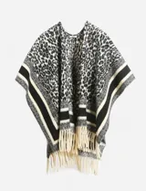 Capa de poliéster con estampado animal print en tonos grises y negros. Presenta un diseño abierto con rayas horizontales en contraste cerca del borde y flecos en el ruedo.