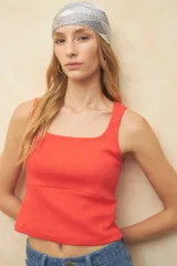 Top de algodón color rojo con escote cuadrado y sin mangas, diseño ajustado.