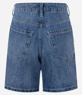 Bermuda de jeans azul oscuro, con trabillas en la cintura, bolsillos laterales y traseros, y cierre de botón y cremallera.