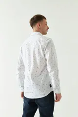 Camisa de manga larga con estampado de hojas en tonos azul marino y negro.