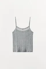 Top gris de algodón con tirantes finos y escote redondo con detalle de puntilla. Presenta una pequeña flor combinada en el pecho.