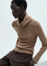 Camiseta gris de punto de canalé con cuello alto y manga larga.