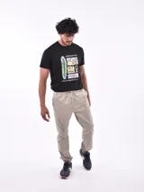 Pantalón jogger gris oscuro con cintura elástica ajustable con cordón y puños elásticos en los tobillos.
