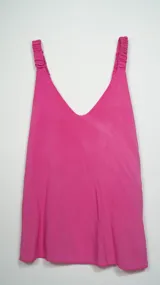Musculosa negra con breteles elásticos finos y escote en V pronunciado.