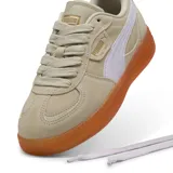 Zapatillas Puma Palermo color crema con franja lateral blanca y suela de goma color caramelo.