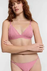 Bralette blanco de tela flock con copa triangular removible y breteles finos regulables.