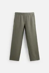 Pantalón negro regular fit confeccionado en tejido de lino. Cintura ajustable con cordón interior, bolsillos frontales y detalle de bolsillos traseros de vivo.