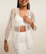 Kimono blanco de punto con sisa desplazada y mangas cortas.