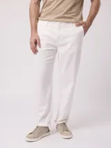 Pantalón de vestir color beige, de corte recto, con bolsillos laterales y traseros. Se ajusta a la cintura con botón y cierre.