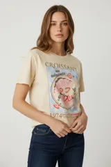 Remera blanca de algodón con estampado de plato con sardinas y texto en color lila.