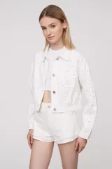 Campera corta blanca de denim con cuello clásico, cierre frontal con botones metálicos y mangas largas. Presenta pequeños orificios decorativos en toda la prenda.