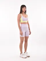 Calza corta de lycra color lila, tiro alto.