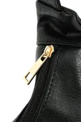 Bandolera negra de cuero sintético con correa ajustable y cierre superior.