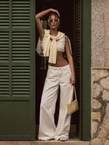 Pantalón de jean blanco, de tiro medio y pierna ancha.