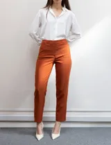 Pantalón azul marino de gabardina elastizada, marca Zac & Rachel, con bolsillos delanteros y traseros.