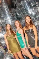 Minivestido verde esmeralda con breteles finos, escote corazón con argolla y cut-outs en el busto.