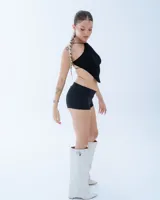 Micro short negro ajustado al cuerpo, de tiro medio/bajo, confeccionado en microfibra pesada.