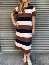Vestido midi tejido a rayas horizontales en tonos marrón, blanco y azul marino.