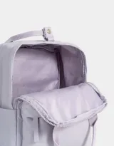 Mochila negra de tela deportiva con correas regulables, manijas superiores con broche, acceso con cierre superior y puller de cuerina, bolsillo frontal con cierre y puller de cuerina, y tag de goma.