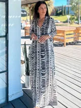 Vestido largo de algodón con estampado floral en tonos azul y blanco, con mangas 3/4 y cuello en V.