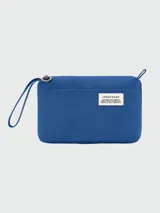 Bolso de mano azul con cierre superior y correa de muñeca.