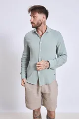 Camisa de manga larga color gris oscuro, con cuello clásico y cierre frontal con botones.