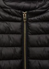 Campera puffer negra con cierre frontal y cuello redondo.