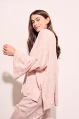 Sweater rosa con mangas acampanadas y cuello redondo. Tejido suave y confortable de algodón, acrílico y lino.