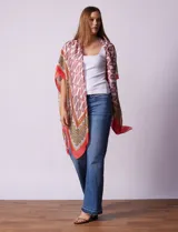 Kimono largo de satén con estampado de arabescos en tonos beige, marrón, verde y naranja.