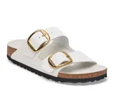 Sandalias Birkenstock Arizona Big Buckle color blanco con dos correas ajustables y hebillas grandes doradas.