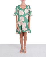 Kimono corto color verde con estampado de conchas en tonos beige y rosa. Tiene mangas cortas y escote en V.