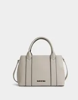 Cartera tipo city color gris claro, con doble asa corta, correa larga regulable y desmontable, cierre superior y tag metálico con el logo de la marca.