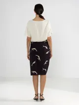 Top corto color crudo de lino tencel, con mangas cortas y lazo ajustable en el ruedo.