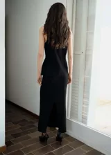 Falda midi de punto fino color negro, de tiro alto y corte lápiz.