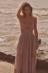 Vestido midi color rosa viejo, confeccionado en algodón. Tiene escote en pico, tirantes finos ajustables y espalda descubierta con tira ajustable.