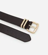 Cinto de material sintético color beige claro, con hebilla metálica cuadrada de doble barra en tono dorado.