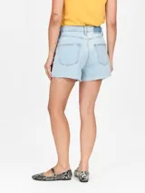 Short de jean celeste claro con roturas y terminación desflecada.