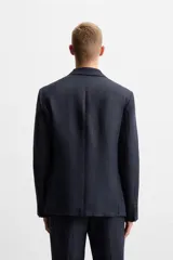 Blazer azul marino de lino, corte regular fit, con solapas de muesca, cierre de dos botones, bolsillo de vivo en el pecho, bolsillos de solapa en la cadera, aberturas en la espalda y puños con botones.