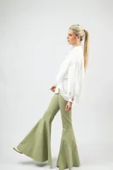 Pantalón acampanado rojo.