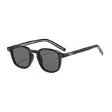 Gafas de sol unisex con montura cuadrada negra y lentes grises.