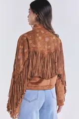 Campera marrón de gamuza con flecos y bordado de flores, con cierre cremallera y corte suelto.