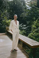 Pantalón de vestir color beige, de tiro alto, con cintura elástica en la parte trasera, bolsillos delanteros y falsos bolsillos de vivo en la parte trasera.