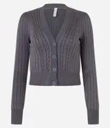 Cardigan gris de punto texturizado con escote en V, manga larga y cierre frontal abotonado.