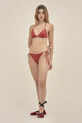 Bombacha de bikini blanca con ribete rojo y tiras laterales ajustables.