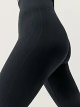 Calza larga negra de tejido Fit_tech con tecnología 3D. Diseño de nervios que favorecen la silueta aportando movimiento y elegancia. Rib en la cintura para un mejor ajuste.